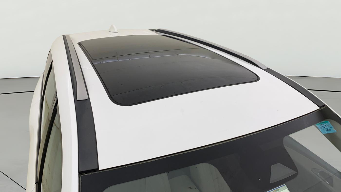 2022 Mahindra XUV700 AX 7 LUXURY P AT 7 STR, Petrol, Automatic, 63,719 km, Roof