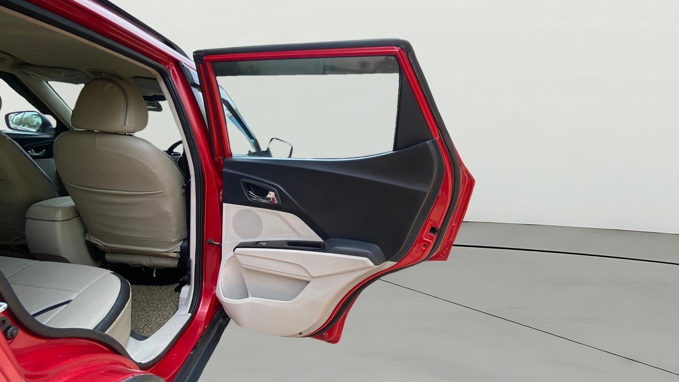 2019 Mahindra XUV300 W8 1.5 DIESEL AMT, Diesel, Automatic, 1,02,026 km, RHS Rear Door