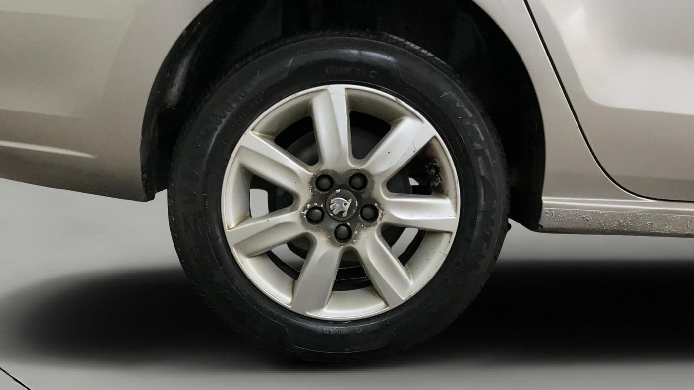 2014 Skoda Rapid AMBITION 1.6 MPI MT PLUS, Petrol, Manual, 61,039 km, Right Rear Wheel