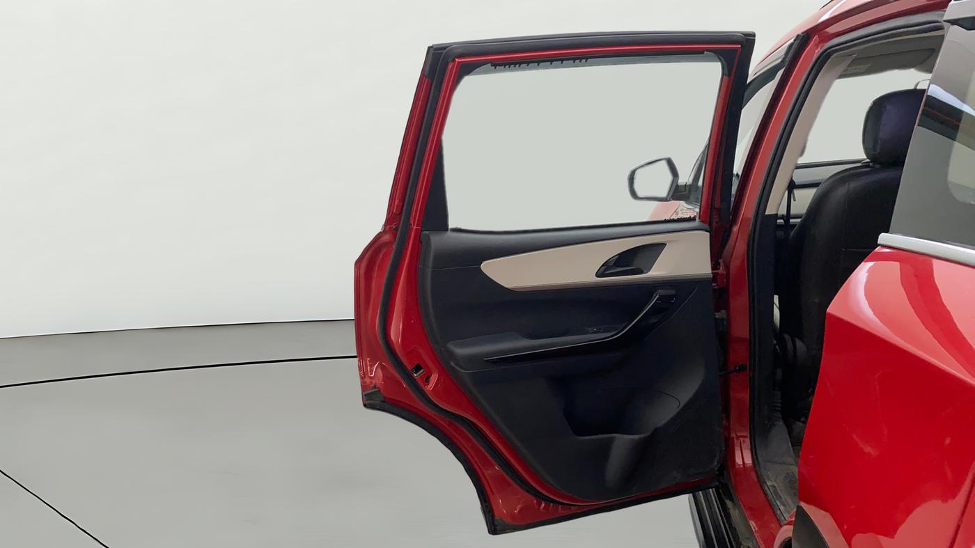 2021 Mahindra XUV700 AX 5 P MT 5 STR, Petrol, Manual, 83,425 km, LHS Rear Door
