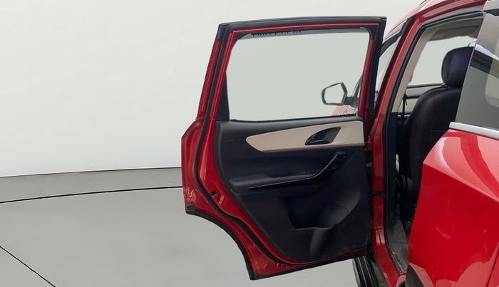 2021 Mahindra XUV700 AX 5 P MT 5 STR, Petrol, Manual, 83,425 km, LHS Rear Door