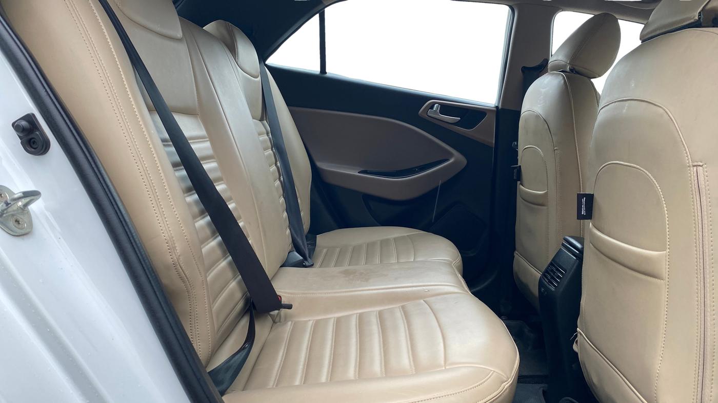 2020 Hyundai Elite i20 SPORTZ PLUS 1.2, Petrol, Manual, 40,105 km, Right Side Rear Door Cabin