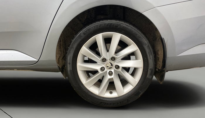 2016 Skoda Superb L&K 1.8 TSI AT, Petrol, Automatic, 1,05,887 km, Left Rear Wheel