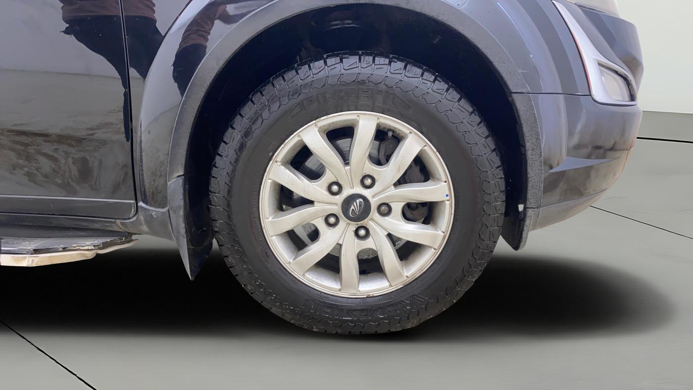 2016 Mahindra XUV500 W10 AT, Diesel, Automatic, 1,11,214 km, Right Front Wheel