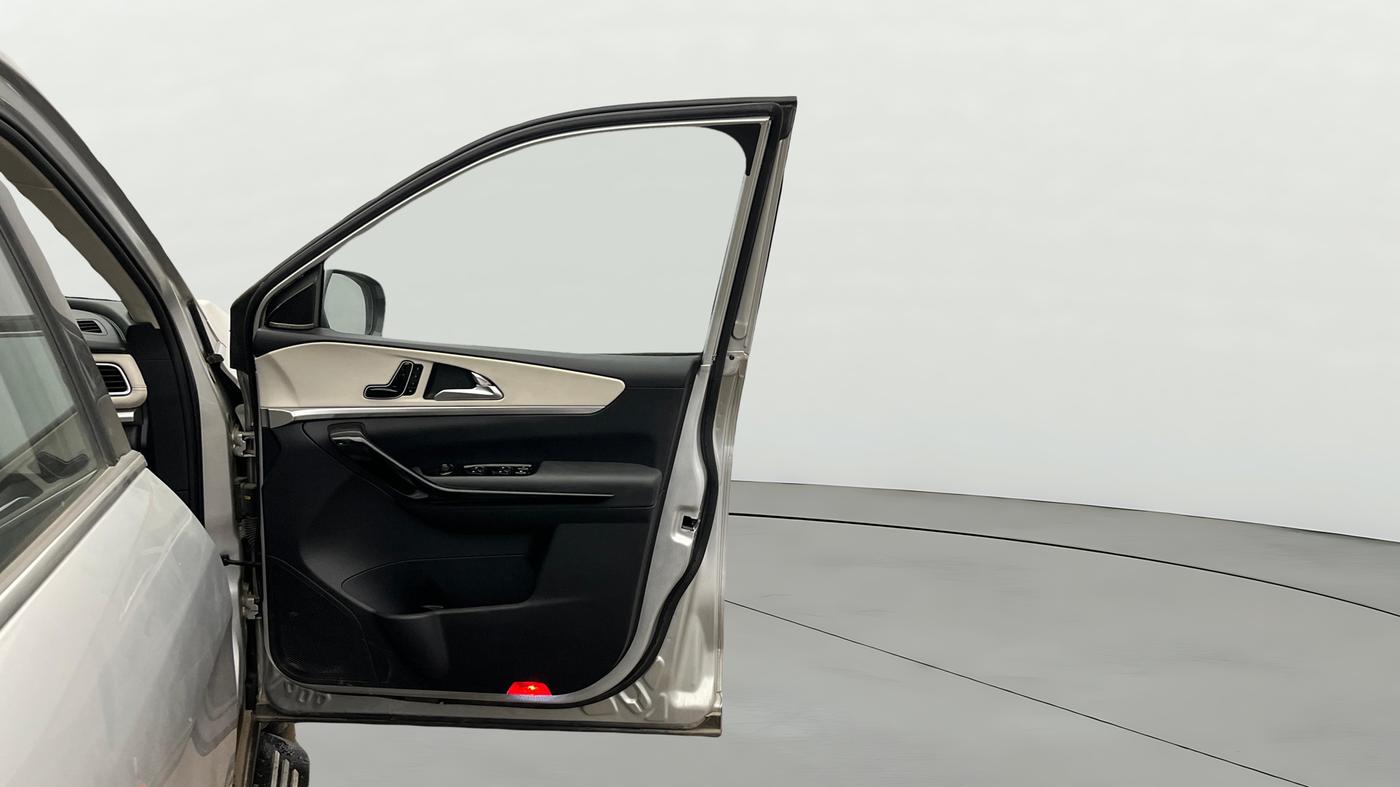 2022 Mahindra XUV700 AX 7 LUXURY P AT 7 STR, Petrol, Automatic, 42,360 km, RHS Front Door