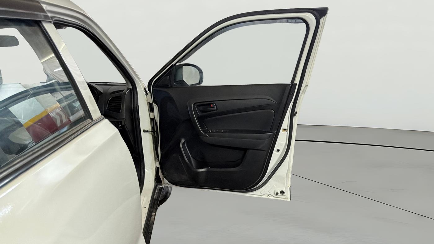2022 Maruti Vitara Brezza LXI, Petrol, Manual, 52,003 km, RHS Front Door