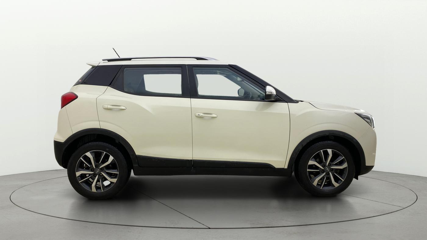 2019 Mahindra XUV300 W8 (O) 1.5 DIESEL AMT, Diesel, Automatic, 1,40,621 km, Right Side View