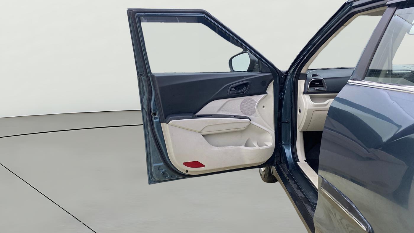 2021 Mahindra XUV300 W6 1.2 PETROL AMT, Petrol, Automatic, 62,028 km, LHS Front Door