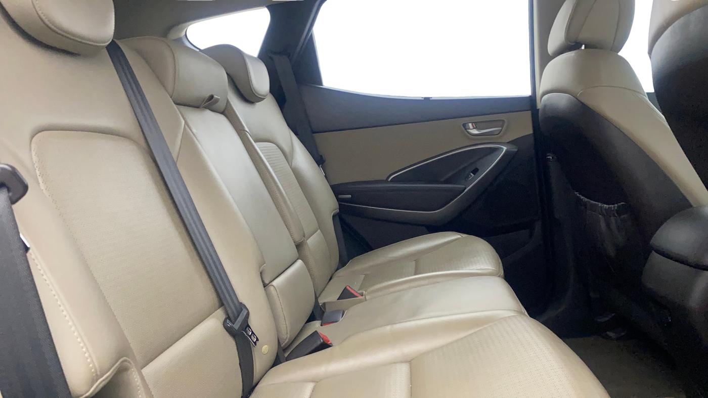 2015 Hyundai Santa Fe 4 WD AT, Diesel, Automatic, 81,011 km, Right Side Rear Door Cabin