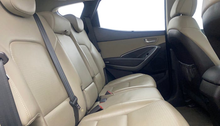 2015 Hyundai Santa Fe 4 WD AT, Diesel, Automatic, 81,011 km, Right Side Rear Door Cabin