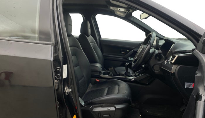 2022 Tata Harrier XZ PLUS 2.0L DARK EDITION, Diesel, Manual, 65,617 km, Right Side Front Door Cabin