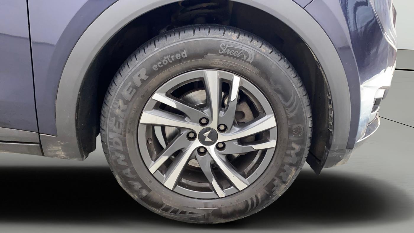 2024 Mahindra XUV700 AX 5 P AT 5 STR, Petrol, Automatic, 49,731 km, Right Front Wheel
