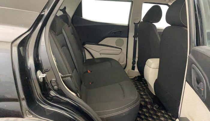 2023 Mahindra XUV300 W4 1.2 PETROL, Petrol, Manual, 24,358 km, Right Side Rear Door Cabin