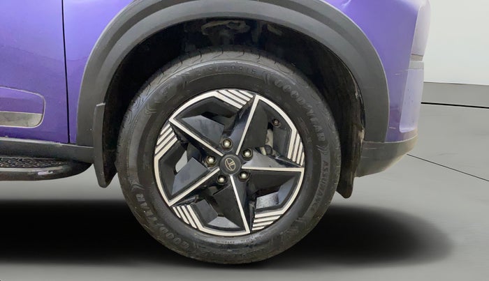 2023 Tata NEXON FEARLESS PURPLE + SUNROOF DCA DUAL TONE 1.2 PETROL, Petrol, Automatic, 24,657 km, Right Front Wheel