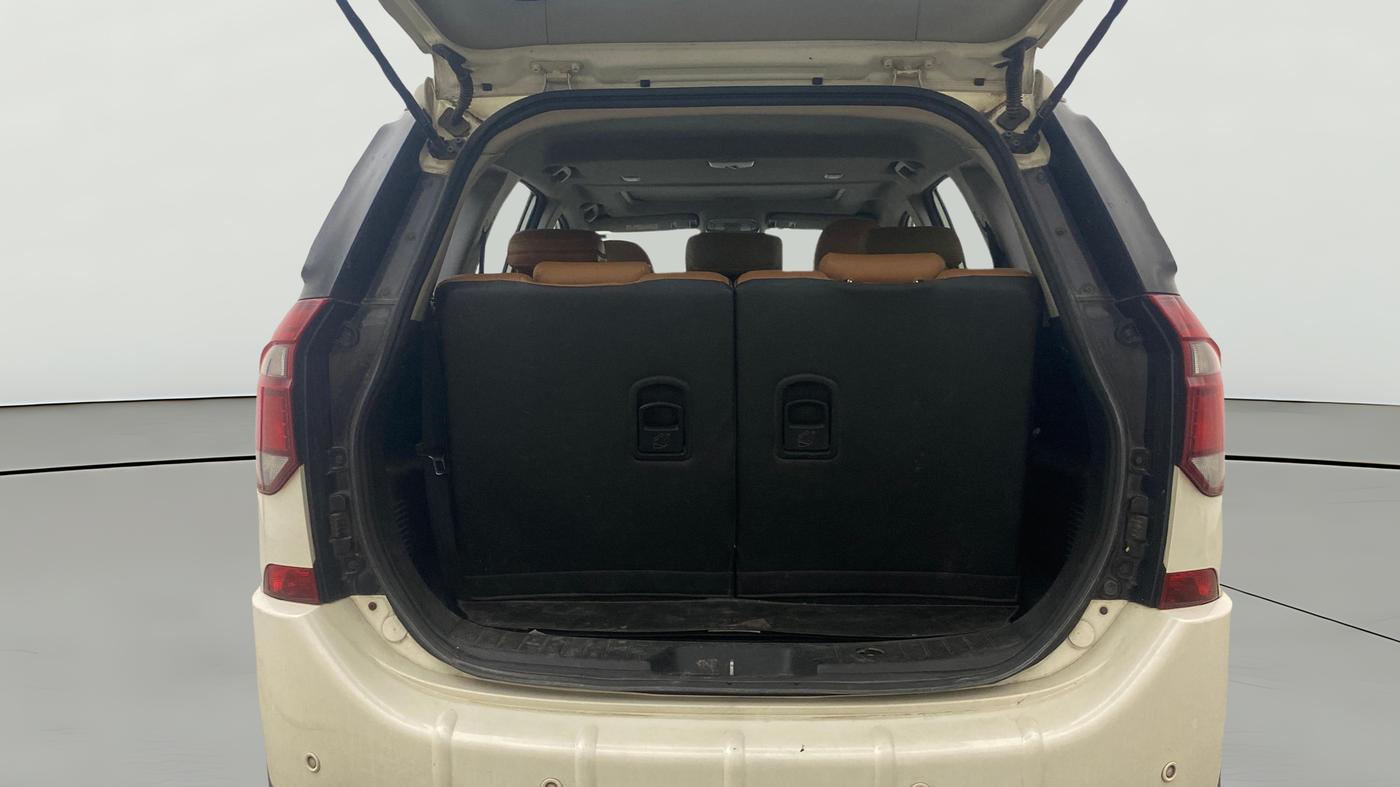 2020 Mahindra XUV500 W9 AT, Diesel, Automatic, 1,21,434 km, Boot Open Zoomed View