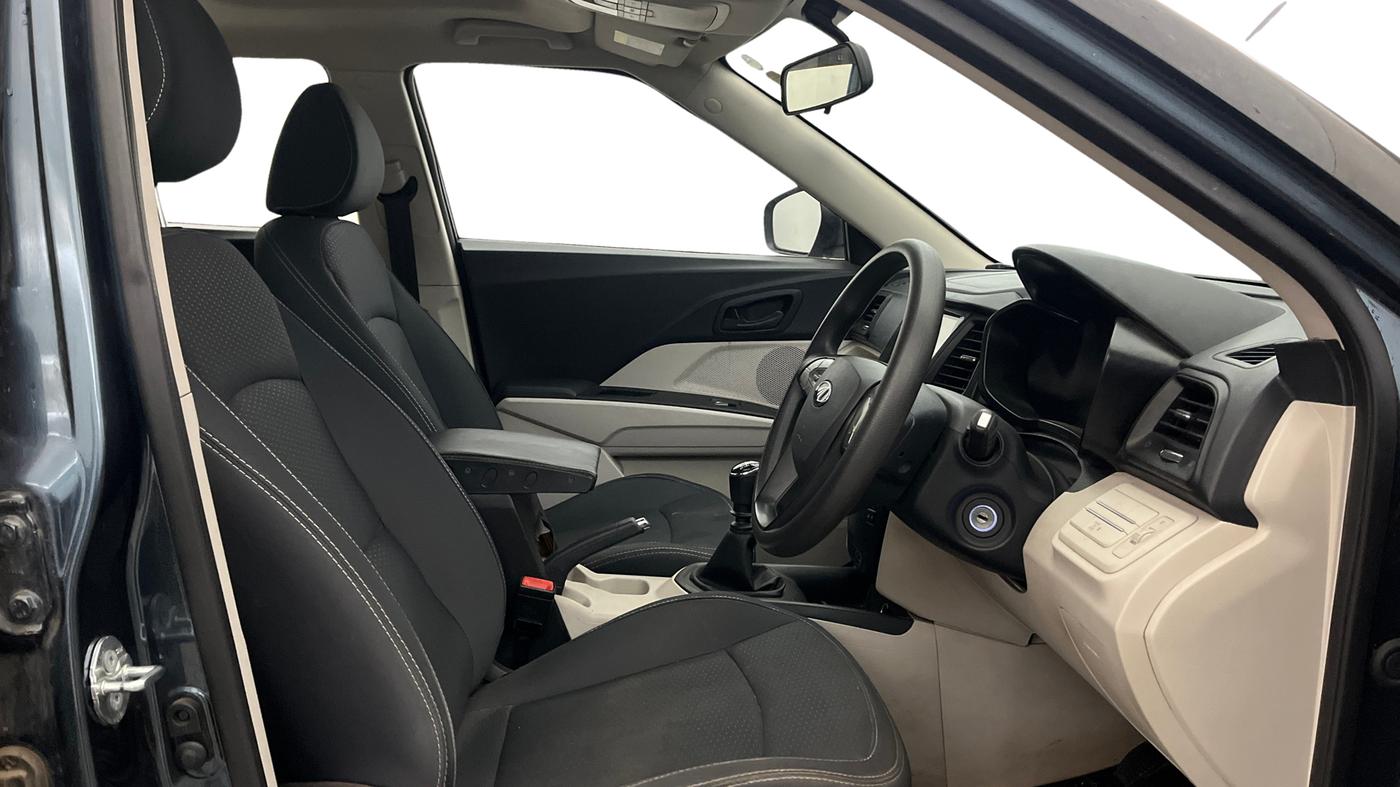 2021 Mahindra XUV300 W6 1.2 PETROL, Petrol, Manual, 54,459 km, Right Side Front Door Cabin