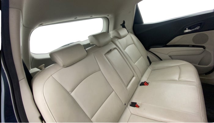 2024 Mahindra XUV300 W8 (O) 1.2 PETROL AMT, Petrol, Automatic, 17,792 km, Right Side Rear Door Cabin