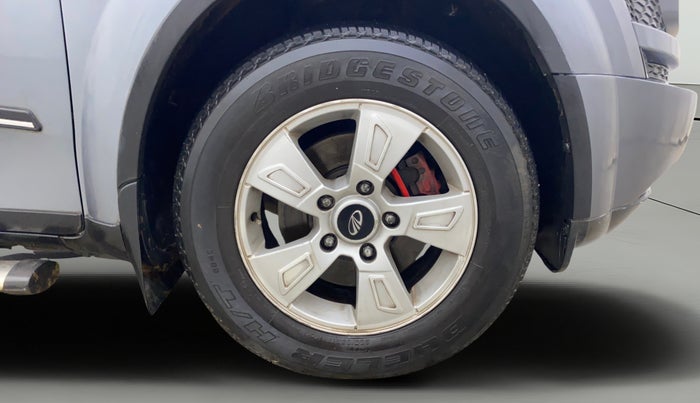 2015 Mahindra XUV500 W6, Diesel, Manual, 1,08,852 km, Right Front Wheel