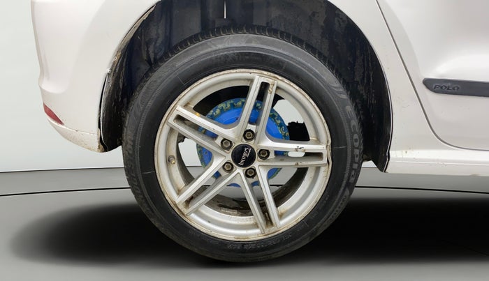 2015 Volkswagen Polo COMFORTLINE 1.2L, Petrol, Manual, 1,02,403 km, Right Rear Wheel