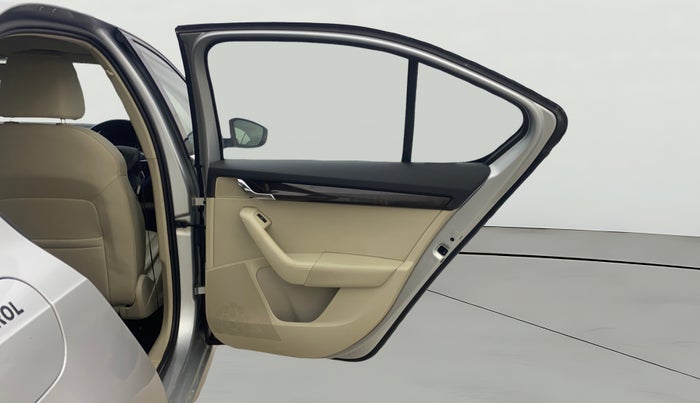 2015 Skoda Octavia ELEGANCE 1.8 TSI AT, Petrol, Automatic, 67,632 km, RHS Rear Door