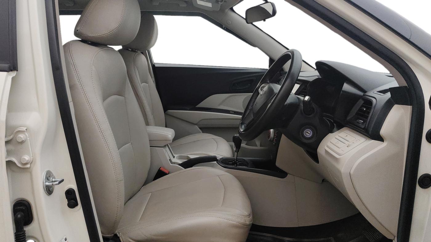 2023 Mahindra XUV300 W6 1.2 PETROL AMT, Petrol, Automatic, 36,660 km, Right Side Front Door Cabin