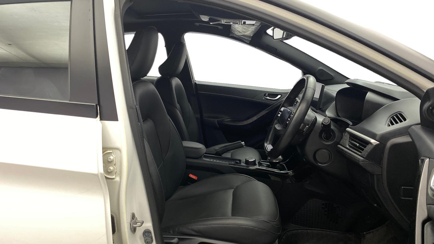 2023 Tata NEXON FEARLESS + SUNROOF DCA DUAL TONE 1.2 PETROL, Petrol, Automatic, 27,989 km, Right Side Front Door Cabin