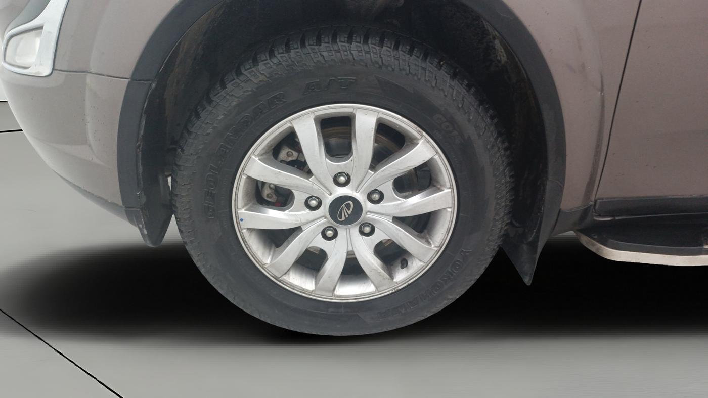 2017 Mahindra XUV500 W10, Diesel, Manual, 82,167 km, Left Front Wheel
