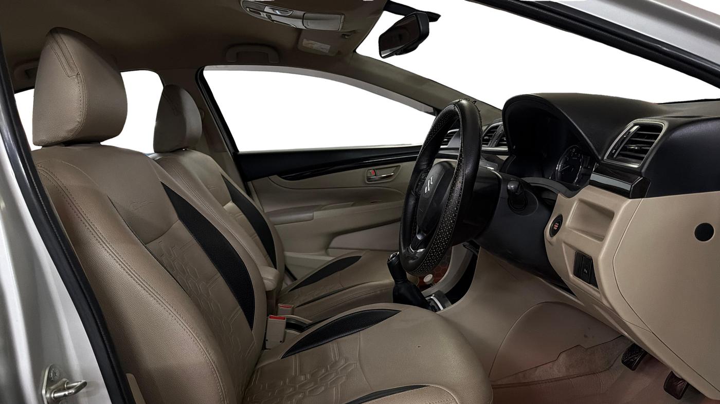 2014 Maruti Ciaz ZXI, Petrol, Manual, 48,904 km, Right Side Front Door Cabin