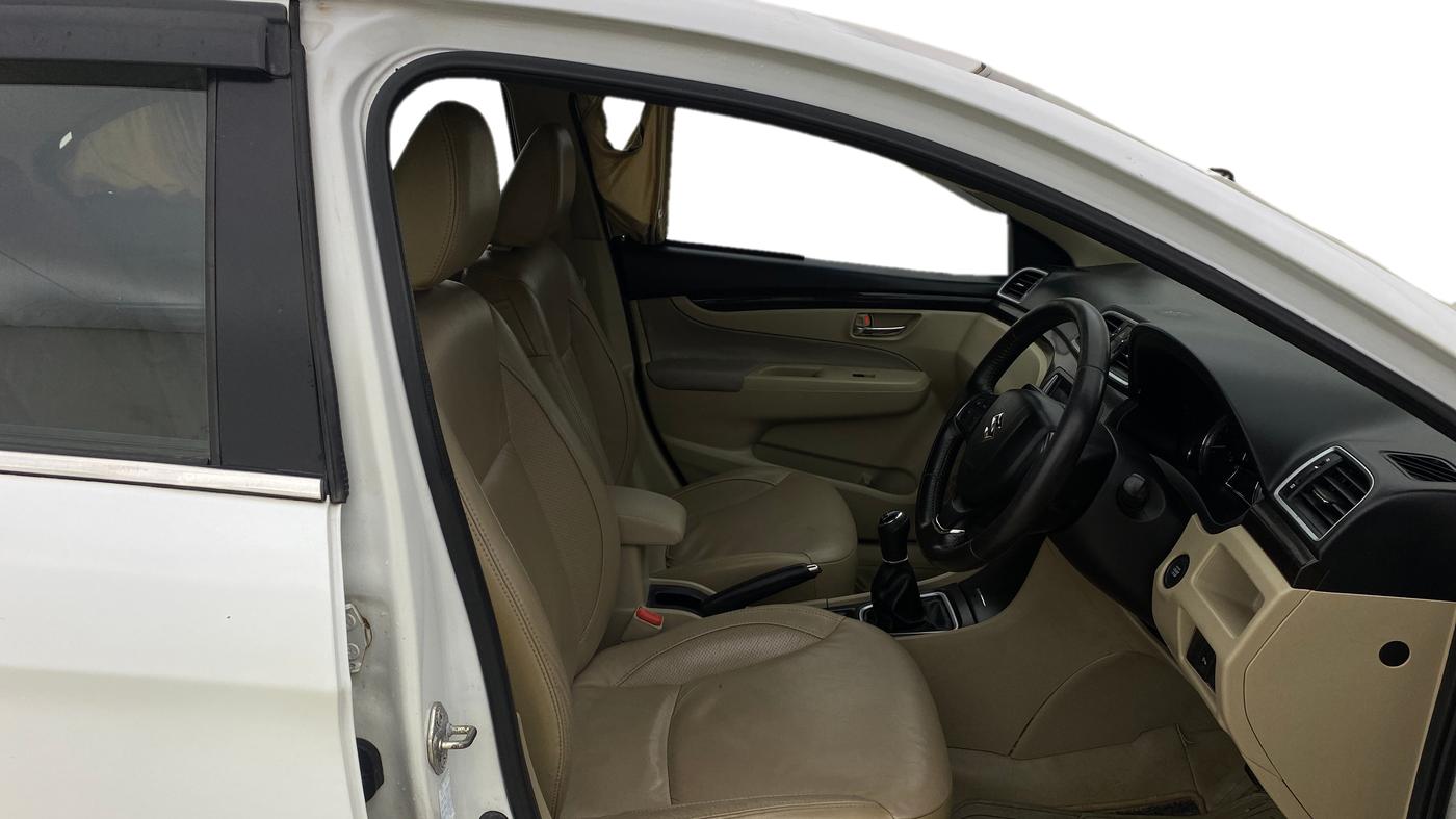 2016 Maruti Ciaz ZXI+, Petrol, Manual, 66,270 km, Right Side Front Door Cabin
