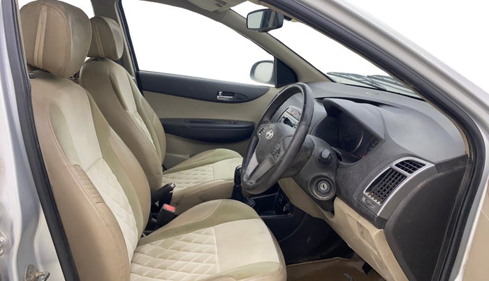 2013 Hyundai i20 SPORTZ 1.4 CRDI, Diesel, Manual, 1,05,964 km, Right Side Front Door Cabin