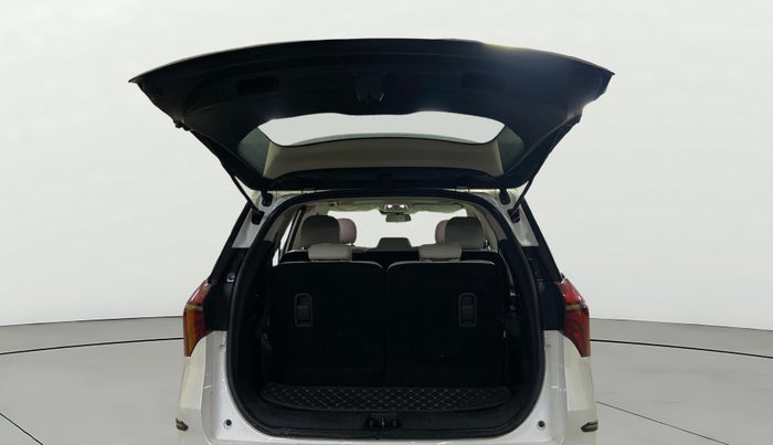 2021 Mahindra XUV700 AX 7 LUXURY P AT 7 STR, Petrol, Automatic, 59,814 km, Boot Door Open