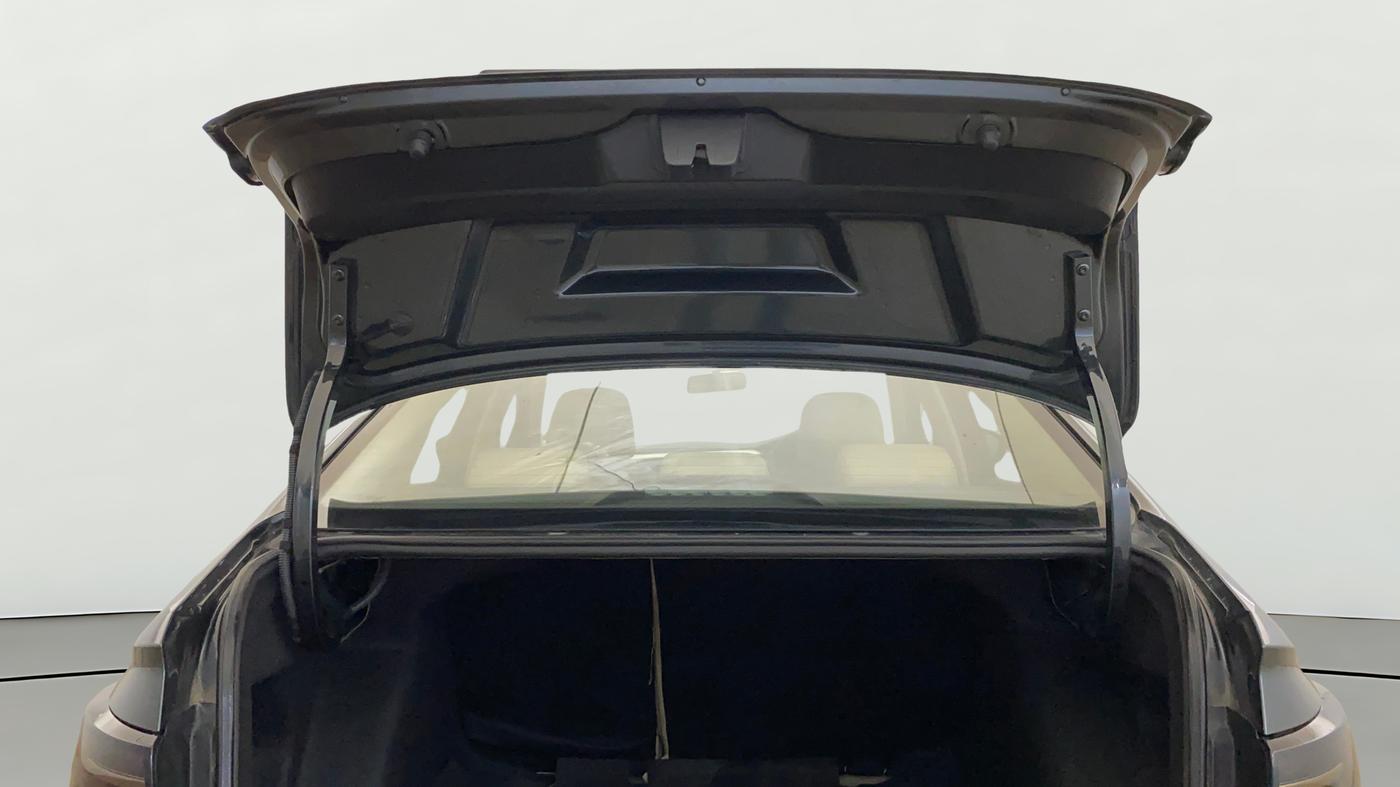 2022 Volkswagen VIRTUS HIGHLINE TSI 1.0 AT, Petrol, Automatic, 37,536 km, Boot Door Open