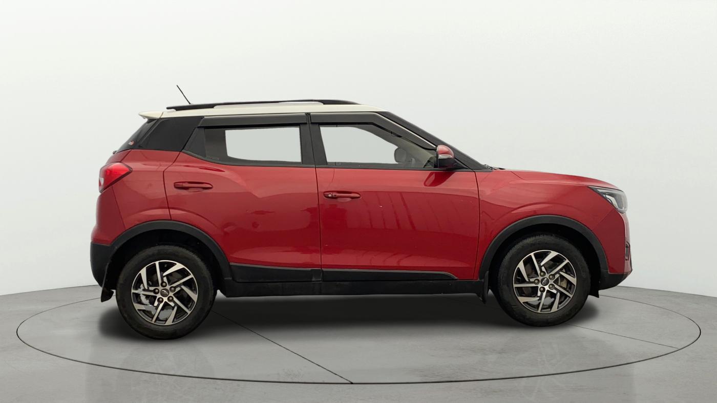 2022 Mahindra XUV300 W8 (O) 1.2 PETROL AMT DUAL TONE, Petrol, Automatic, 29,845 km, Right Side View
