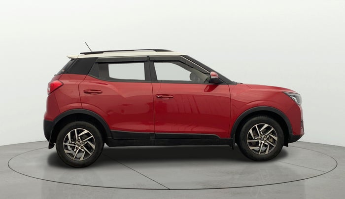 2022 Mahindra XUV300 W8 (O) 1.2 PETROL AMT DUAL TONE, Petrol, Automatic, 29,845 km, Right Side View