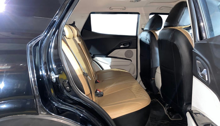 2024 Mahindra XUV300 W8 1.2 PETROL, Petrol, Manual, 1,084 km, Right Side Rear Door Cabin