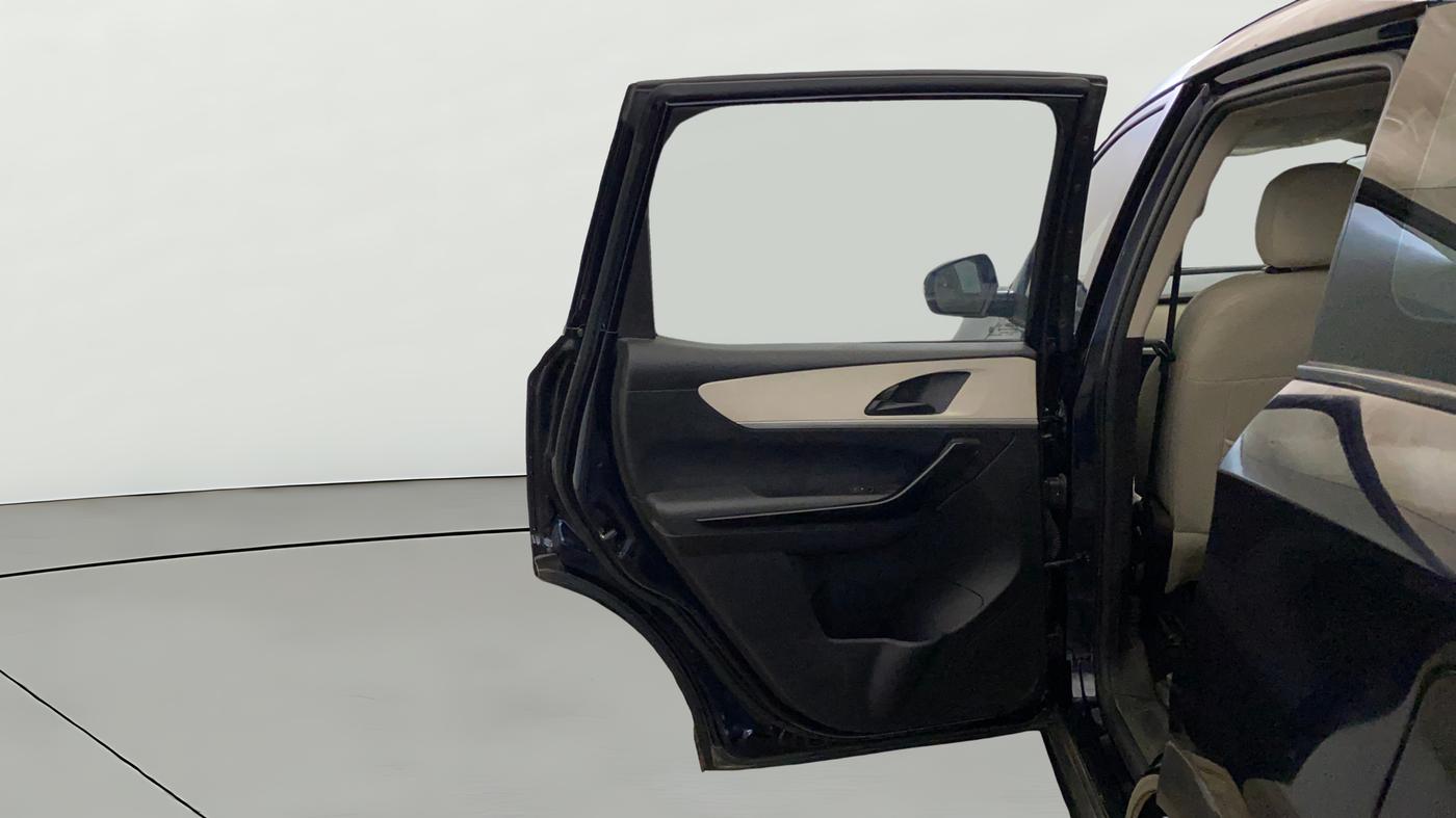 2023 Mahindra XUV700 AX 5 D MT 7 STR, Diesel, Manual, 400 km, LHS Rear Door