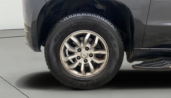 2017 Mahindra TUV300 T8, Diesel, Manual, 1,13,073 km, Left Front Wheel