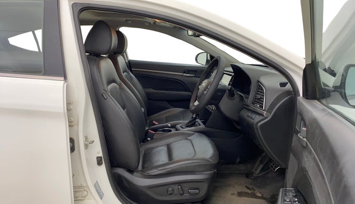 2016 Hyundai New Elantra 2.0 SX(O) AT PETROL, Petrol, Automatic, 1,01,757 km, Right Side Front Door Cabin