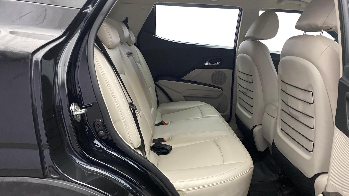 2023 Mahindra XUV300 W8 (O) 1.2 PETROL, Petrol, Manual, 20,347 km, Right Side Rear Door Cabin