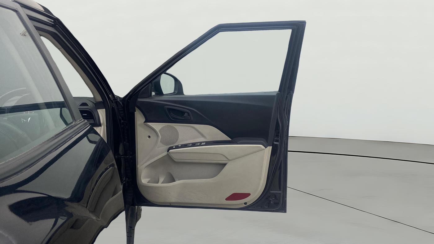 2023 Mahindra XUV300 W6 1.2 PETROL, Petrol, Manual, 20,345 km, RHS Front Door
