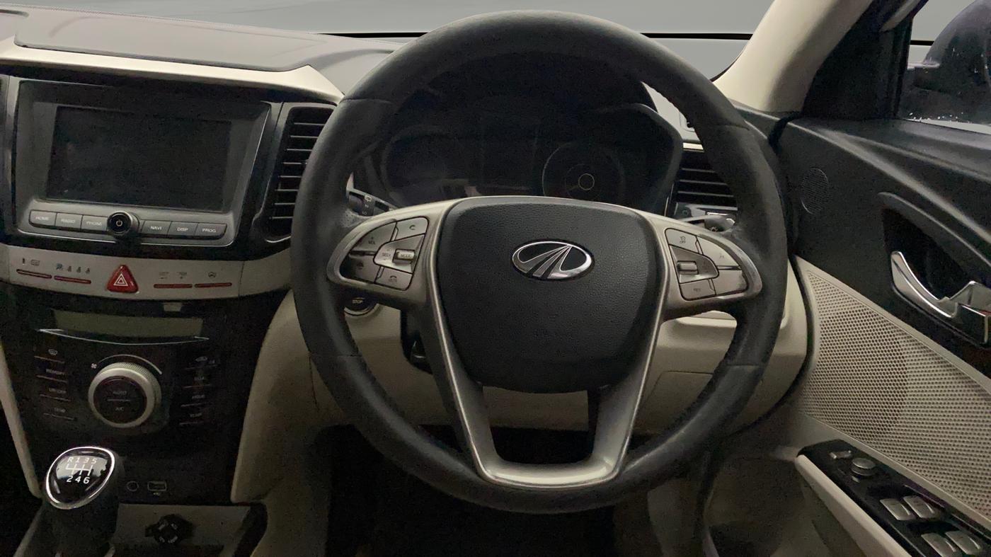 2020 Mahindra XUV300 W8 (O) 1.2 PETROL, Petrol, Manual, 91,363 km, Steering Wheel Close Up