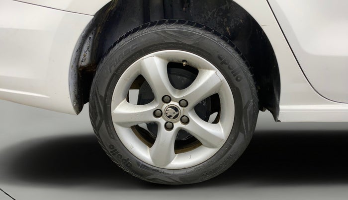 2014 Skoda Rapid AMBITION 1.6 MPI MT PLUS, Petrol, Manual, 1,04,953 km, Right Rear Wheel