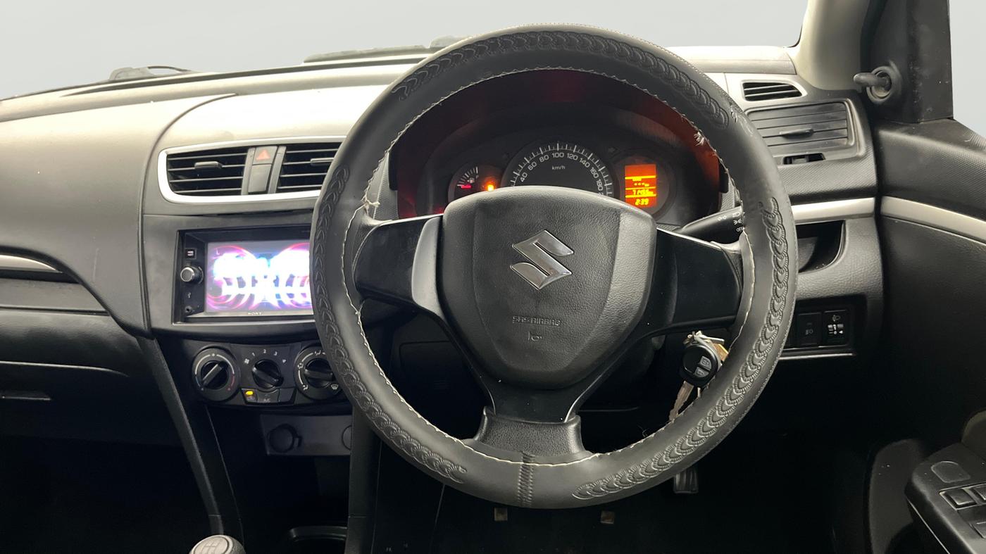 2017 Maruti Swift LXI, CNG, Manual, 71,407 km, Steering Wheel Close Up