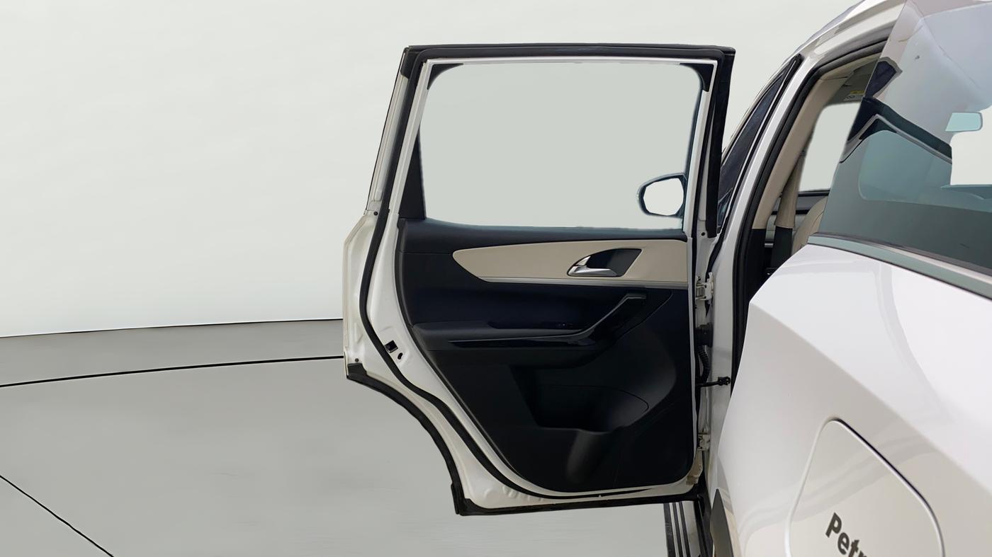2022 Mahindra XUV700 AX 7 LUXURY P AT 7 STR, Petrol, Automatic, 63,719 km, LHS Rear Door