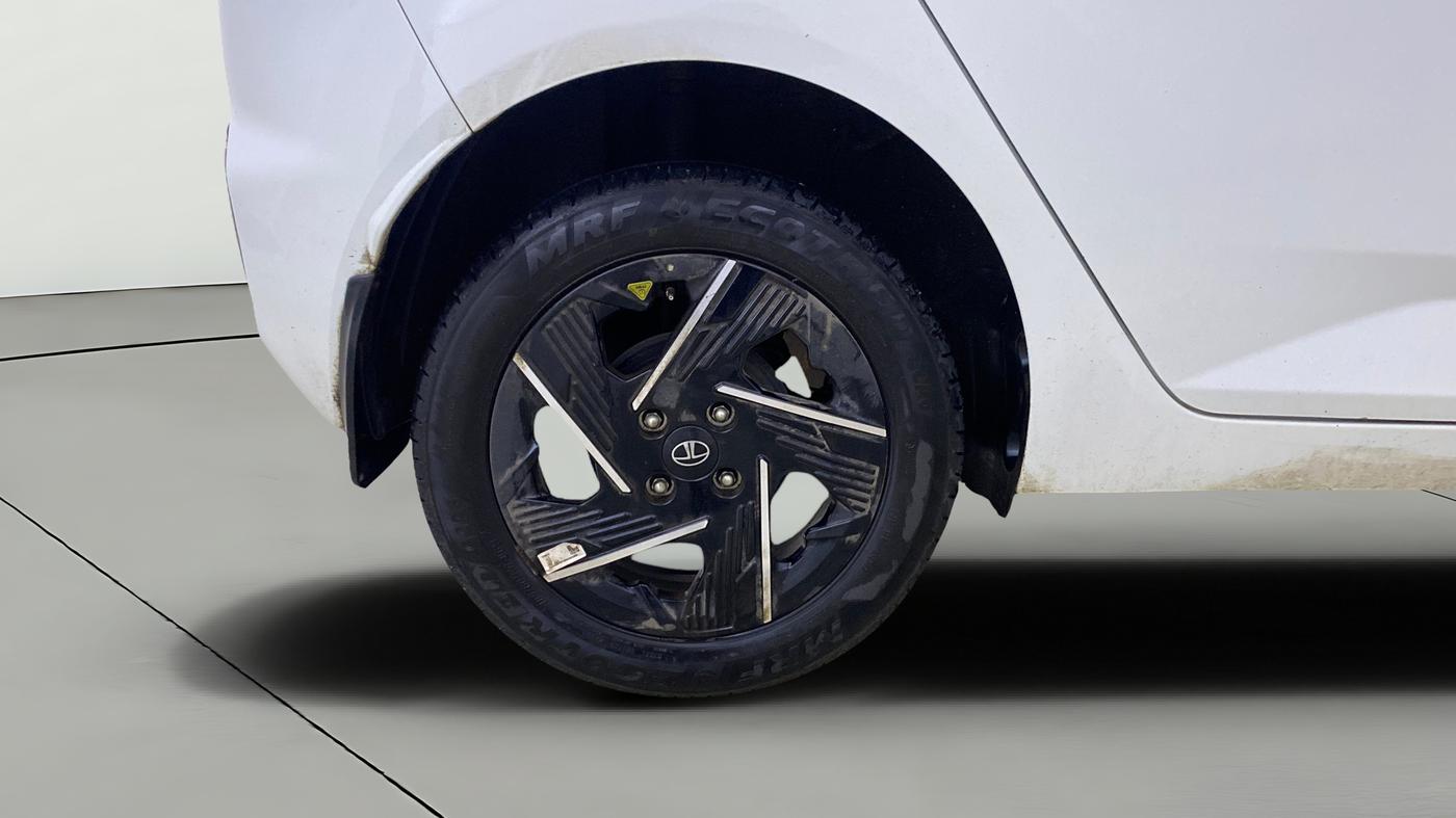 2026 Tata ALTROZ Accomplished S Petrol 6DCT, Petrol, Automatic, 6,892 km, Right Rear Wheel