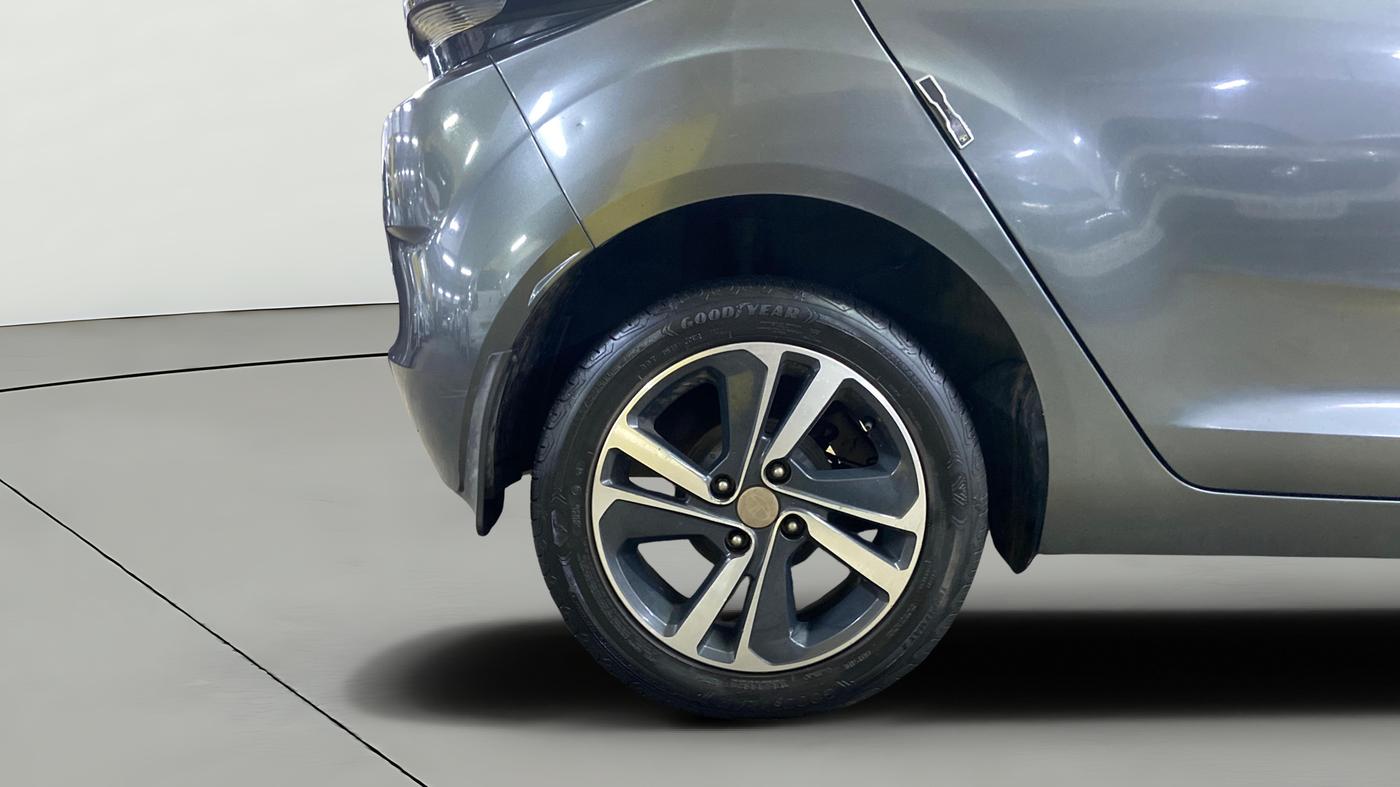 2022 Tata ALTROZ XZ PETROL, Petrol, Manual, 75,069 km, Right Rear Wheel