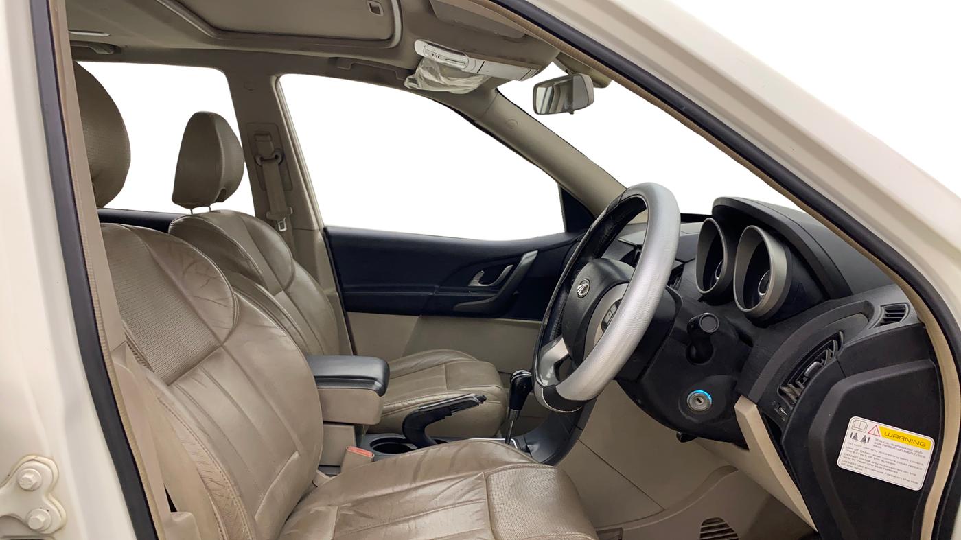 2016 Mahindra XUV500 W10 AT, Diesel, Automatic, 1,22,669 km, Right Side Front Door Cabin