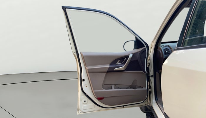 2015 Mahindra XUV500 W6, Diesel, Manual, 76,338 km, LHS Front Door