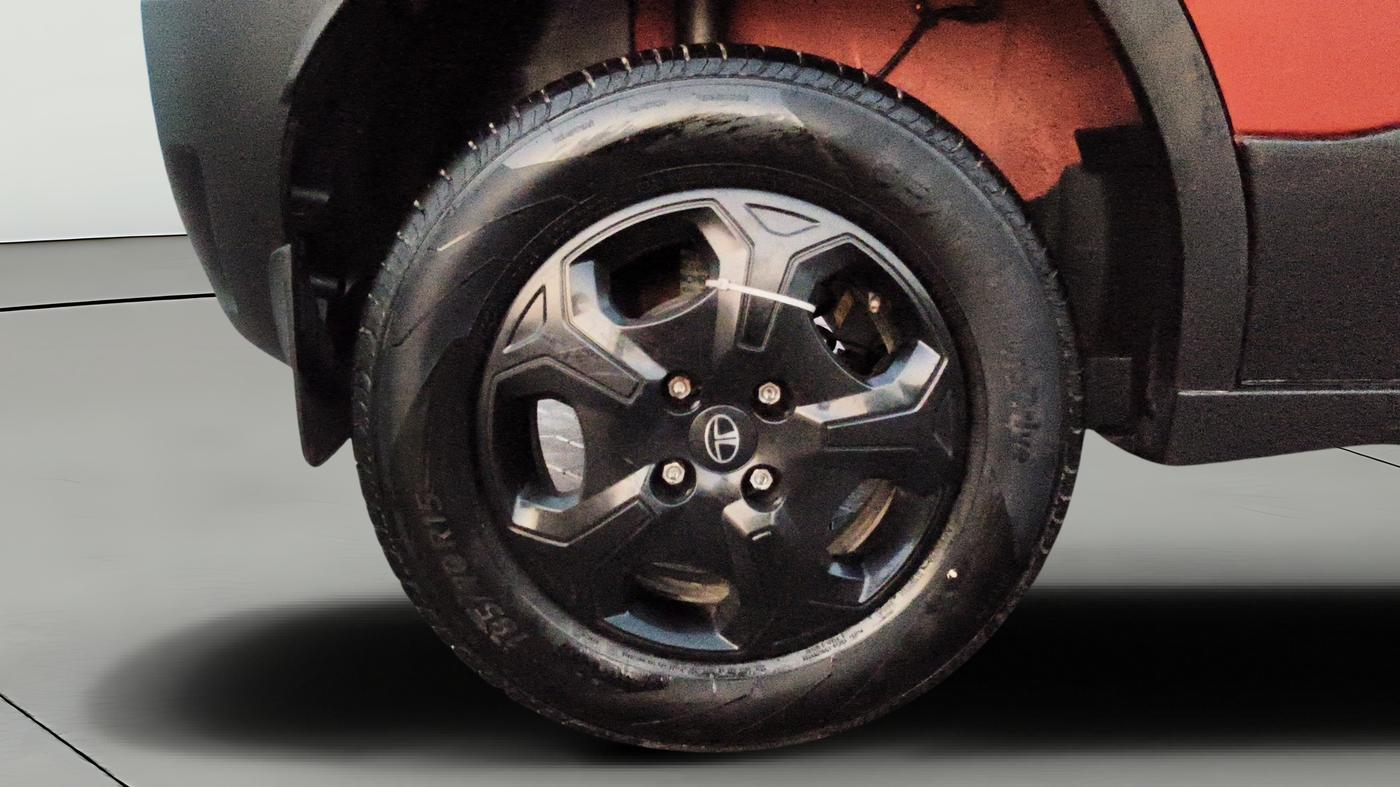 2024 Tata PUNCH ACCOMPLISHED AMT, Petrol, Automatic, 8,733 km, Right Rear Wheel