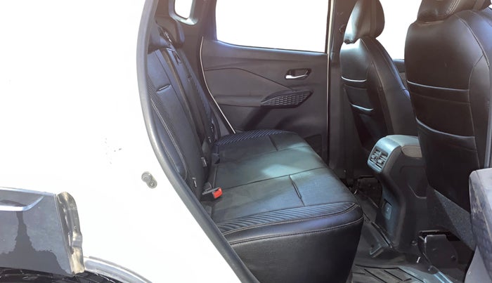 2024 Nissan MAGNITE N-Connecta B4D 1.0 Petrol AMT Dual Tone, Petrol, Automatic, 16,035 km, Right Side Rear Door Cabin